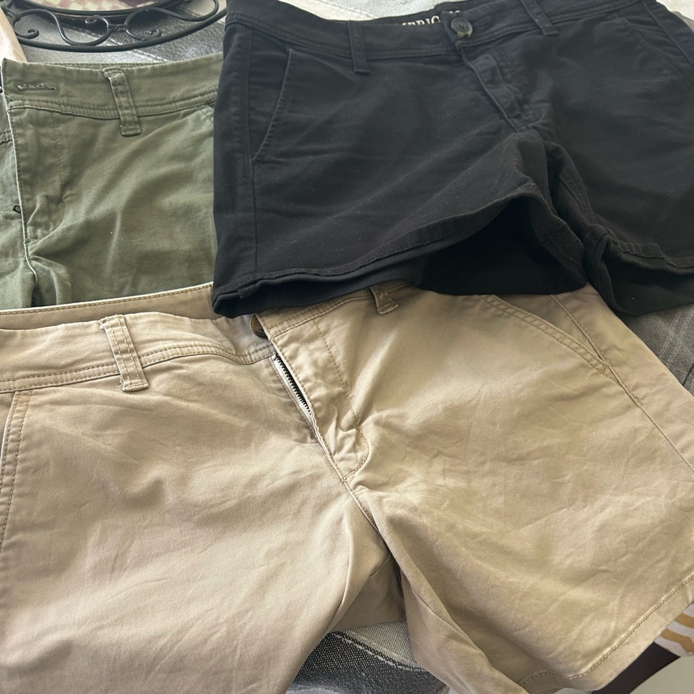 6 pairs size 8 women’s shorts.  3 khaki, two black, one green.  One has the tags
